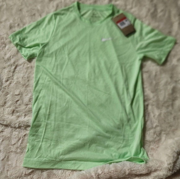 Nike Dri-Fit unisex sweat wicking tee size L kids light green - Picture 2 of 2
